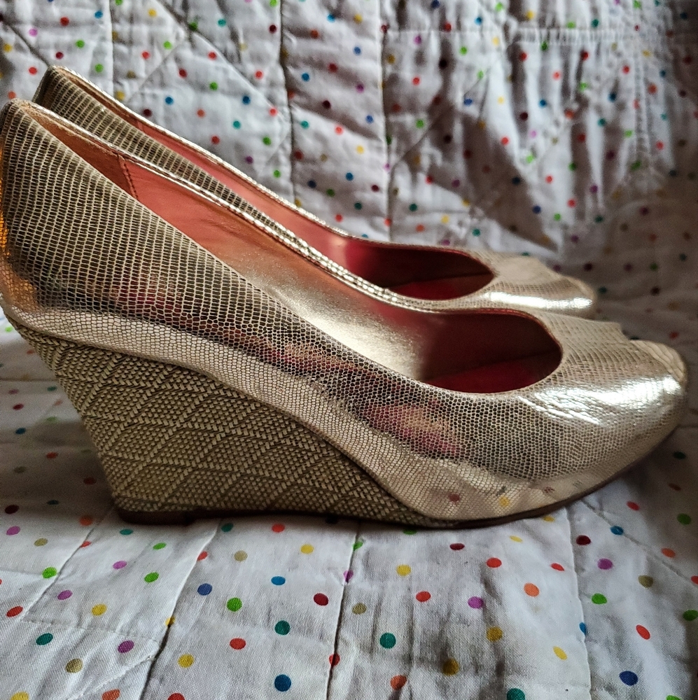 Lilly Pulitzer Gold Peep Toe  Size 8.